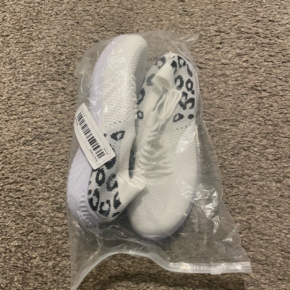 Brand new Casual sneaker/shoes - Picture 2 of 9